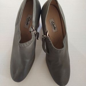 Clarks heels size 9